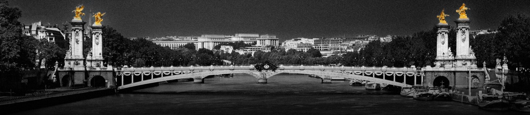 Statues dorées du Pont Alexandre III à Paris