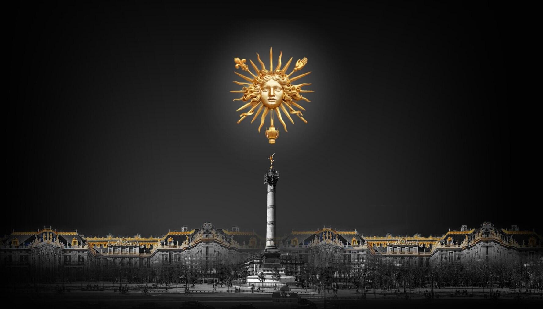 Emblème doré du Roi Soleil au-dessus d'une place parisienne en noir et blanc