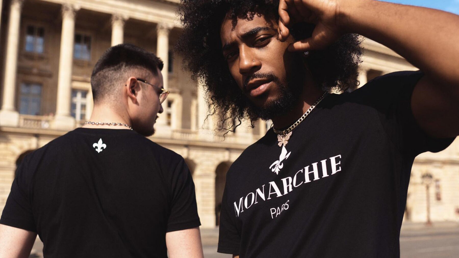 Duo en tenue Monarchie dans Paris