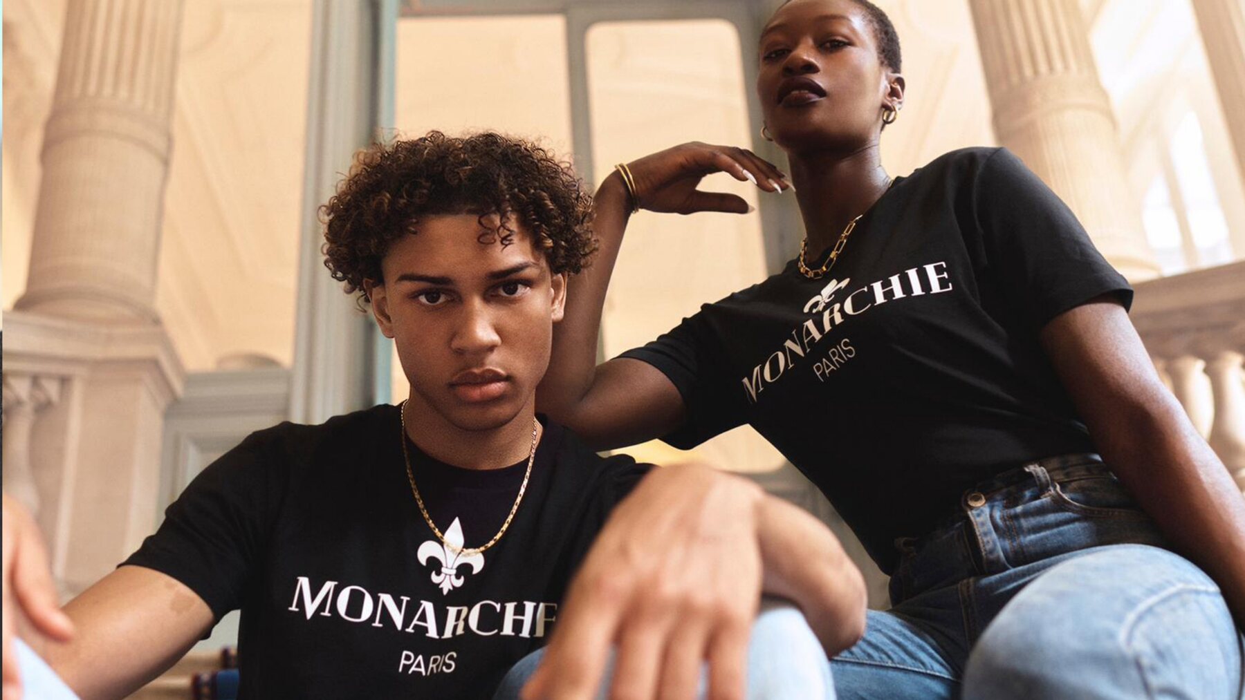 Mannequin Monarchie assis dans une pose royale