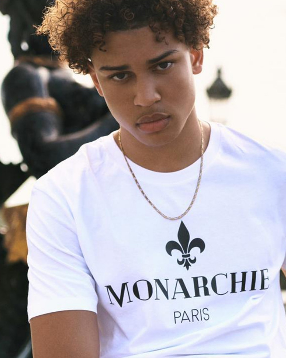 Mannequin en t-shirt blanc Monarchie à la Concorde