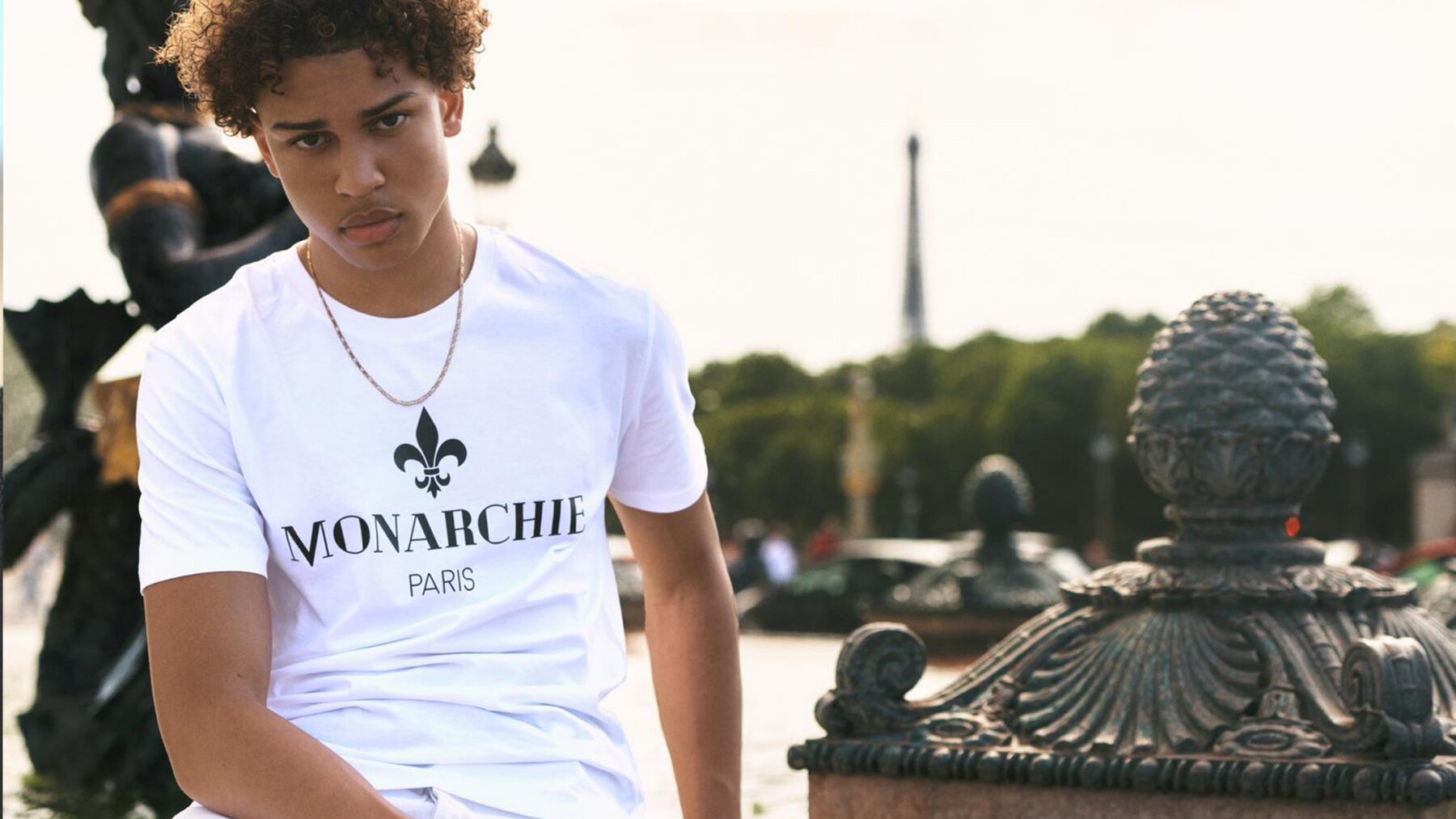 T-shirt blanc Monarchie au Trocadéro